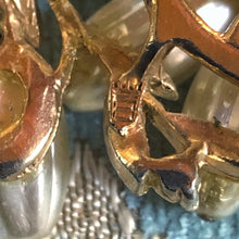 Load image into Gallery viewer, A LARGE VINTAGE 1960s FLOWER BROOCH