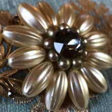Load image into Gallery viewer, A LARGE VINTAGE 1960s FLOWER BROOCH