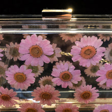 Load image into Gallery viewer, A PERSPEX CLUTCH WITH REAL DAISIES