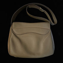 Load image into Gallery viewer, A LARGE SIZE 1970s GUCCI SADDLE BAG
