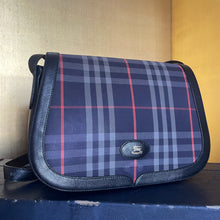 Load image into Gallery viewer, A CLASSIC 1980s BURBERRY’S SHOULDER BAG