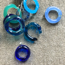 Load image into Gallery viewer, A VINTAGE NECKLACE AND EARRING SET BY LANGHAM GLASS