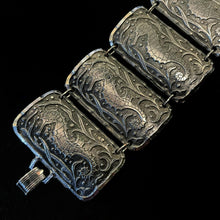 Load image into Gallery viewer, A SEAHORSE DESIGN METAL BRACELET FROM THE 1960s
