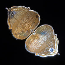 Load image into Gallery viewer, AN UNUSUAL METAL MINIATURE PURSE PURSE.