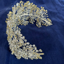 Load image into Gallery viewer, A HAND MADE WIRE HAIR ORNAMENT OF FLORAL ELEMENTS