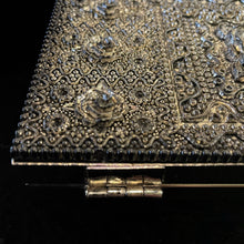 Load image into Gallery viewer, A HIGHLY DETAILED 1950s HANDBAG WITH ROSE FEATURE