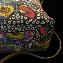 Load image into Gallery viewer, A VINTAGE 1980s JENNY KEE PRINTED CANVAS TOTE