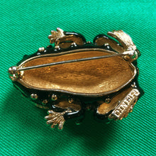 Load image into Gallery viewer, A VINTAGE CINER FROG BROOCH