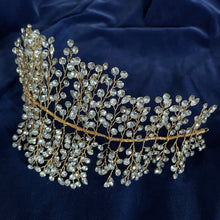 Load image into Gallery viewer, A ROMANTIC DIAMANTÉ WIRE FROND HAIR ORNAMENT