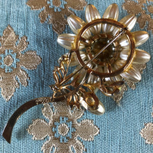 Load image into Gallery viewer, A LARGE VINTAGE 1960s FLOWER BROOCH