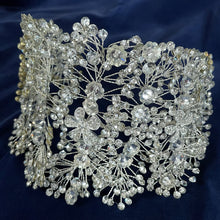 Load image into Gallery viewer, A HAND MADE WIRE HAIR ORNAMENT OF FLORAL ELEMENTS