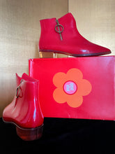 Load image into Gallery viewer, 1967 MARY QUANT, QUANTAFOOT SPACE BOOTS WITH BOX.