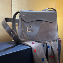 Load image into Gallery viewer, A LARGE SIZE 1970s GUCCI SADDLE BAG