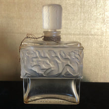 Load image into Gallery viewer, A VINTAGE 1929 MOLINARD PERFUME BOTTLE OF A LALIQUE DESIGN.
