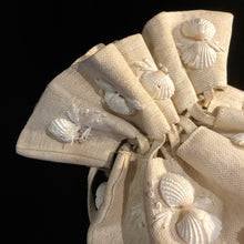 Load image into Gallery viewer, A 1950s CREAM STRAWCLOTH DILLY BAG WITH SHELLS
