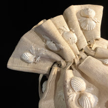Load image into Gallery viewer, A 1950s CREAM STRAWCLOTH DILLY BAG WITH SHELLS