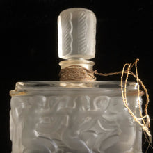Load image into Gallery viewer, A VINTAGE 1929 MOLINARD PERFUME BOTTLE OF A LALIQUE DESIGN.