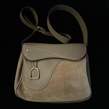 Load image into Gallery viewer, A LARGE SIZE 1970s GUCCI SADDLE BAG