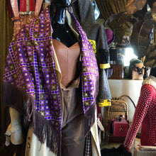 Load image into Gallery viewer, AN ORIGINAL 70s DAISY TILE PRINT FRINGED SHAWL