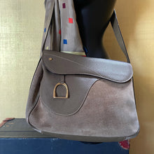 Load image into Gallery viewer, A LARGE SIZE 1970s GUCCI SADDLE BAG