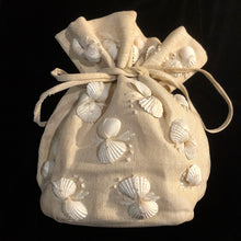 Load image into Gallery viewer, A 1950s CREAM STRAWCLOTH DILLY BAG WITH SHELLS