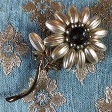 Load image into Gallery viewer, A LARGE VINTAGE 1960s FLOWER BROOCH