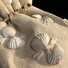 Load image into Gallery viewer, A 1950s CREAM STRAWCLOTH DILLY BAG WITH SHELLS