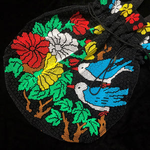 AN ORIGINAL 70s BEADED SHOPPER WITH BLUE BIRDS