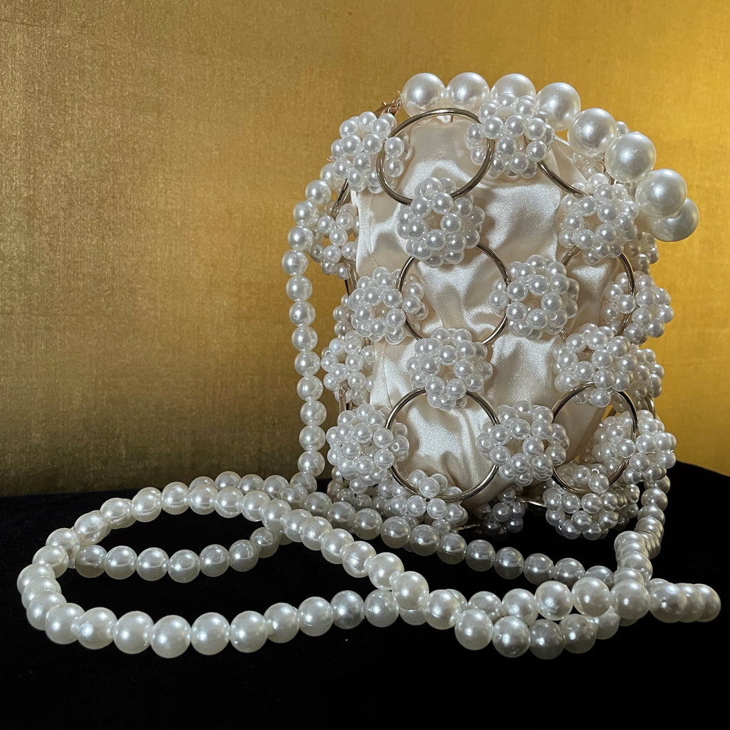A 60s STYLE PEARL POMPOM CHAIN LINK BAG