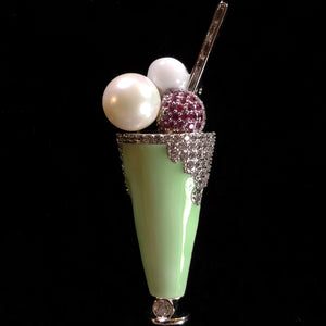 A PETITE COCKTAIL BROOCH WITH DIAMANTÉ AND PEARL