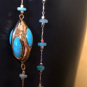 AN UNUSUAL FINE CHAIN OF GOLD CERAMIC AND TURQUOISE SHELL CHIPS