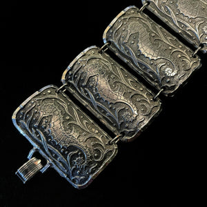 A SEAHORSE DESIGN METAL BRACELET FROM THE 1960s