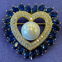Load image into Gallery viewer, A DIAMANTÉ HEART BROOCH WITH PEARL CENTRE
