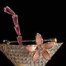 Load image into Gallery viewer, A CHAMPAGNE COCKTAIL BROOCH WITH PEARL
