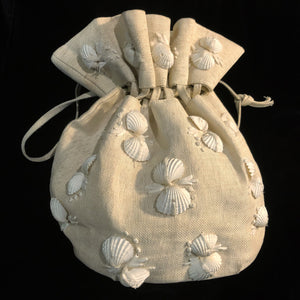 A 1950s CREAM STRAWCLOTH DILLY BAG WITH SHELLS