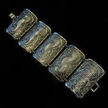 Load image into Gallery viewer, A SEAHORSE DESIGN METAL BRACELET FROM THE 1960s
