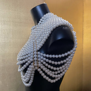 A DECEDENT PEARL CAPELETTE WITH GOLD CHAIN