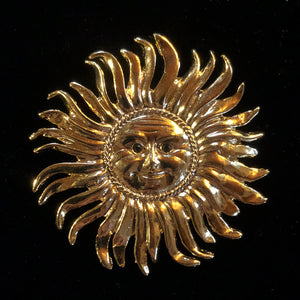 A GILT 80s SUN BROOCH