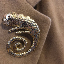 Load image into Gallery viewer, A GILT CHAMELEON BROOCH
