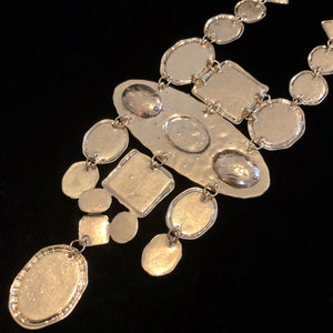 AN ETRUSCAN STYLE GILT PENDANT AND EARRINGS