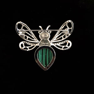 A STYLISED CHROME BEE BROOCH WITH FAUX MALACHITE