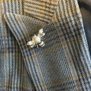 TINY BEE WITH PEARL BROOCH