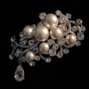 A MYSTERIOUS RHINESTONE AND PEARL BROOCH