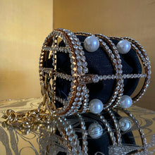 Load image into Gallery viewer, A RHINESTONE CAGE BAG WITH GIANT PEARLS
