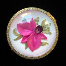 Load image into Gallery viewer, A 1940s VINTAGE BACK CARVED LUCITE COMPACT
