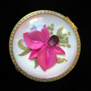 A 1940s VINTAGE BACK CARVED LUCITE COMPACT