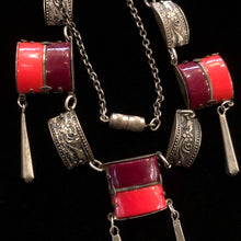 Load image into Gallery viewer, AN ART DECO 1930s GLASS AND METAL NECKLACE
