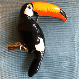 A QUALITY HAND CRAFTED TOUCAN BROOCH