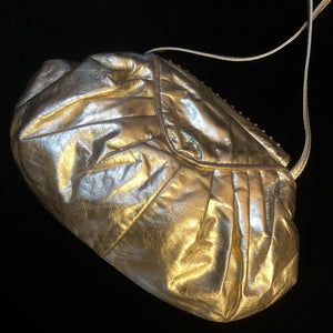 A STYLISH 1980s GOLD LEATHER STUDDED BAG