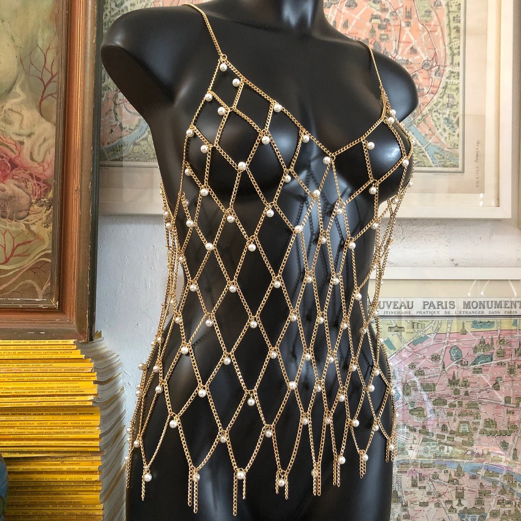 A CHAIN MESH LATTICE SINGLET WITH PEARLS